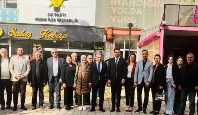 MHP Kozan İlçe Başkanı Şerif Köşeli ve yönetim kurulu üyeleri AKP Kozan İlçe Başkanı Polat Kaya’yı ziyaret ettiler