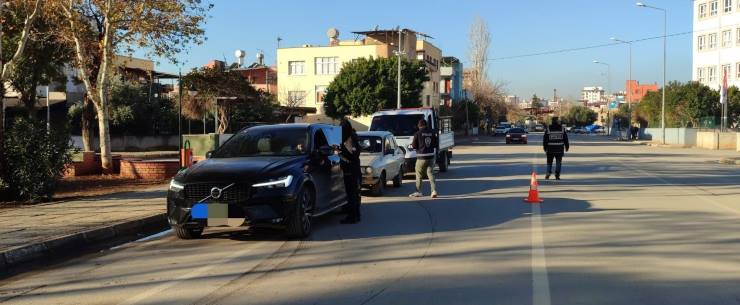 Kozan’da “Güven” Operasyonu: Silah ve Uyuşturucuya Geçit Yok
