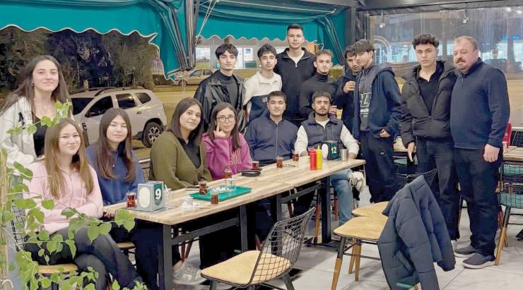 Mustafa Yılmaz (Cheff Döner)’den   öğrencilere anlamlı ve duyarlı iftar yemeği…