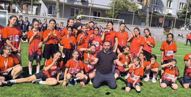 2 Haziran Yıldız Kız Ragbi Takımı Adana birincisi