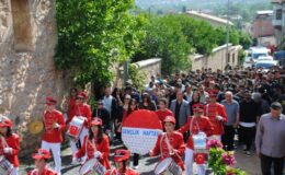 Kozan’da 19 Mayıs Coşkusu: Gençlik Haftası Etkinlikleri Şehitlik Ziyareti ve Yürüyüşle Başladı