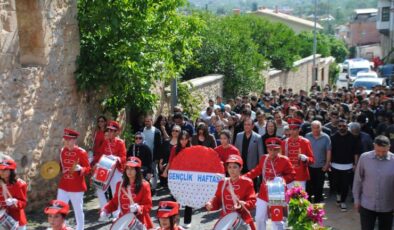 Kozan’da 19 Mayıs Coşkusu: Gençlik Haftası Etkinlikleri Şehitlik Ziyareti ve Yürüyüşle Başladı