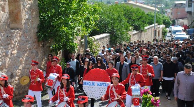 Kozan’da 19 Mayıs Coşkusu: Gençlik Haftası Etkinlikleri Şehitlik Ziyareti ve Yürüyüşle Başladı