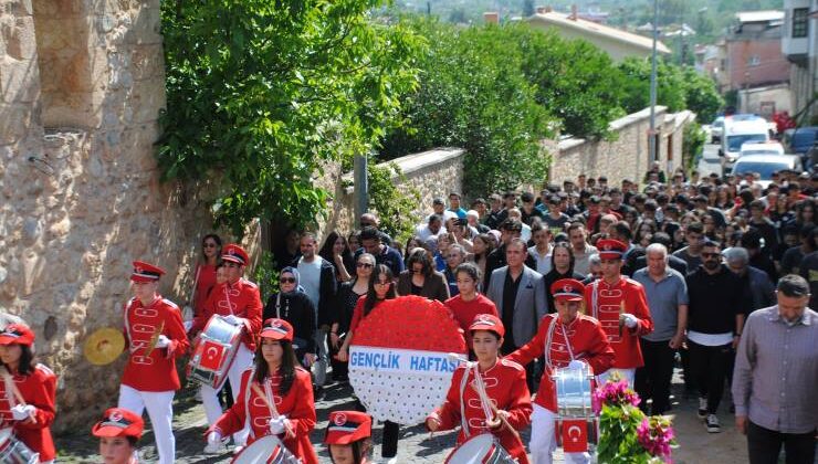Kozan’da 19 Mayıs Coşkusu: Gençlik Haftası Etkinlikleri Şehitlik Ziyareti ve Yürüyüşle Başladı