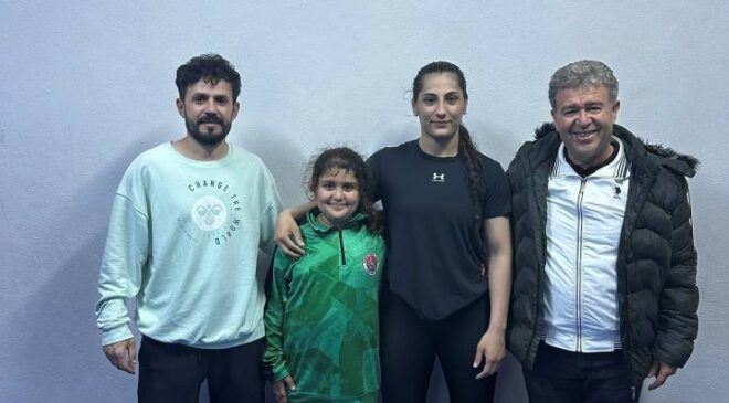 Milli Sporcumuz Hatice Nur Sarı güreşçilerimize moral verdi