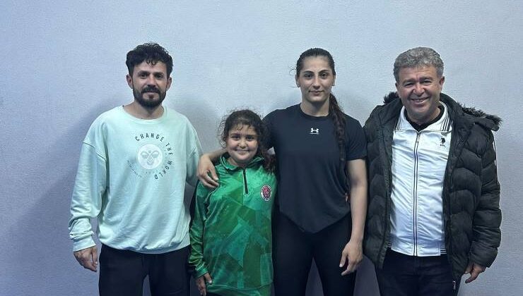 Milli Sporcumuz Hatice Nur Sarı güreşçilerimize moral verdi
