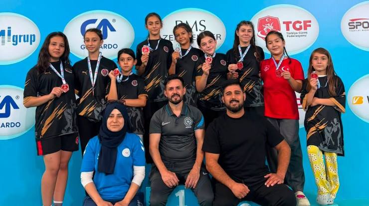 KOZANLI MİNİK KADIN GÜREŞÇİLERDEN GURURLANDIRAN BAŞARI